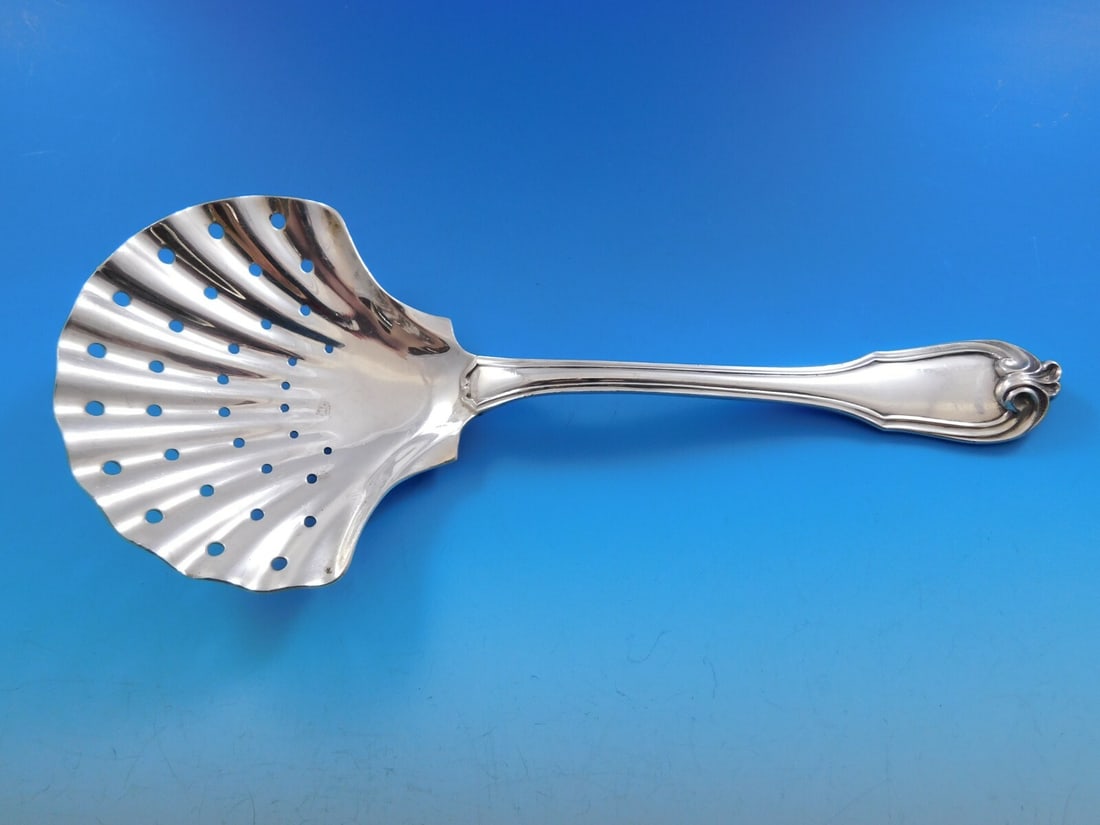 Buccellati Borgia Sterling Silver Slotted Pea Spoon 8.5" Shell Bowl: Buccellati Borgia Sterling Silver Slotted Pea Spoon 8.5" Shell Bowl This exquisite Borgia pea spoon by Buccellati features a stunning shell-shaped bowl, crafted from high-quality sterling silver. Meas