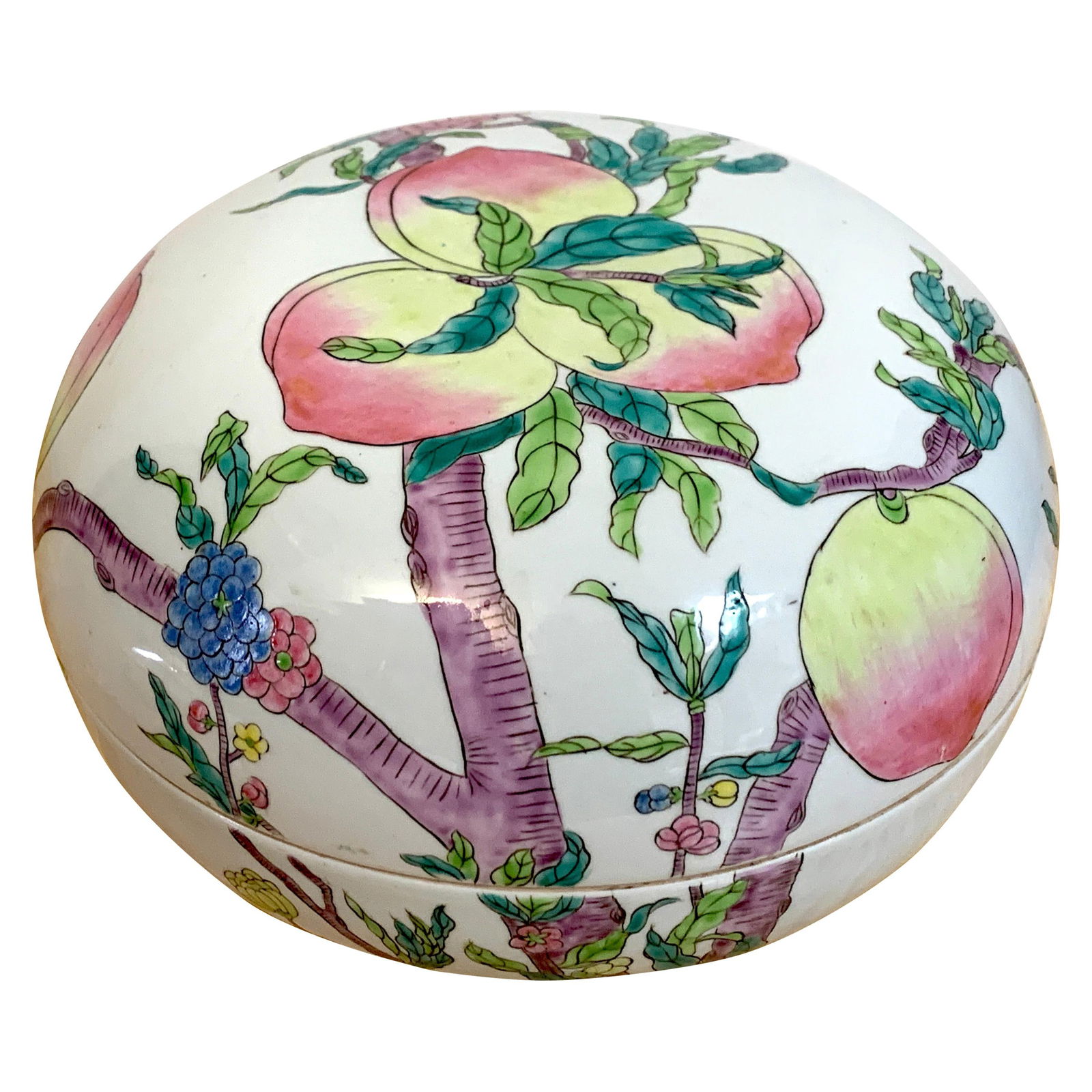 Large Famille Verte Peach Motif Box 1960s Chinese Export: Large Famille Verte Peach Motif Box 1960s Chinese Export This exquisite Large Chinese Export Famille Verte box features a delightful peach motif, showcasing intricate hand-painted decorations of peach