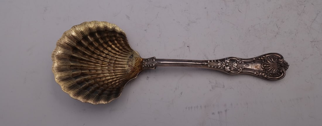 Tiffany & Co English King Sterling Silver Berry Spoon 8.5 Inch: Tiffany & Co English King Sterling Silver Berry Spoon 8.5 Inch Experience the elegance of the English King pattern by Tiffany & Co., a stunning serving spoon crafted from sterling silver. This exquisi