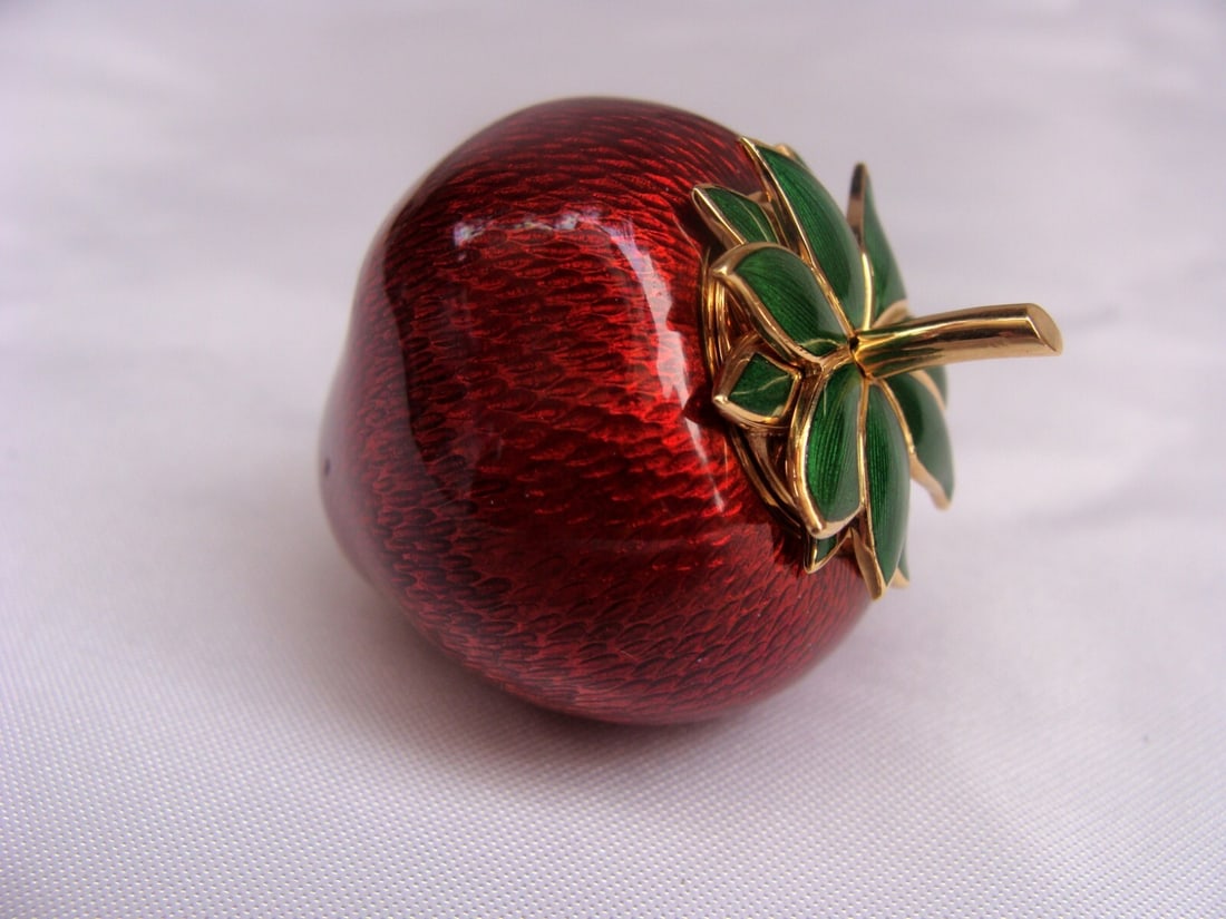 1940's Carlo Illario 18K Gold Enamel Strawberry Pill Box: 1940's Carlo Illario 18K Gold Enamel Strawberry Pill Box Discover a stunning piece of vintage elegance with this 1940's Italian pill box crafted from 18K yellow gold and adorned with exquisite enamel.