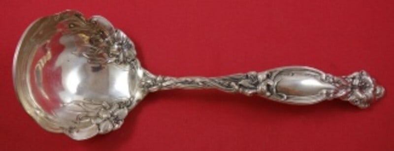 International Sterling Silver Frontenac Gravy Ladle 7 1/4 inches: International Sterling Silver Frontenac Gravy Ladle 7 1/4 inches This exquisite gravy ladle from the Frontenac pattern by International Sterling is a stunning addition to any silverware collection. Cr