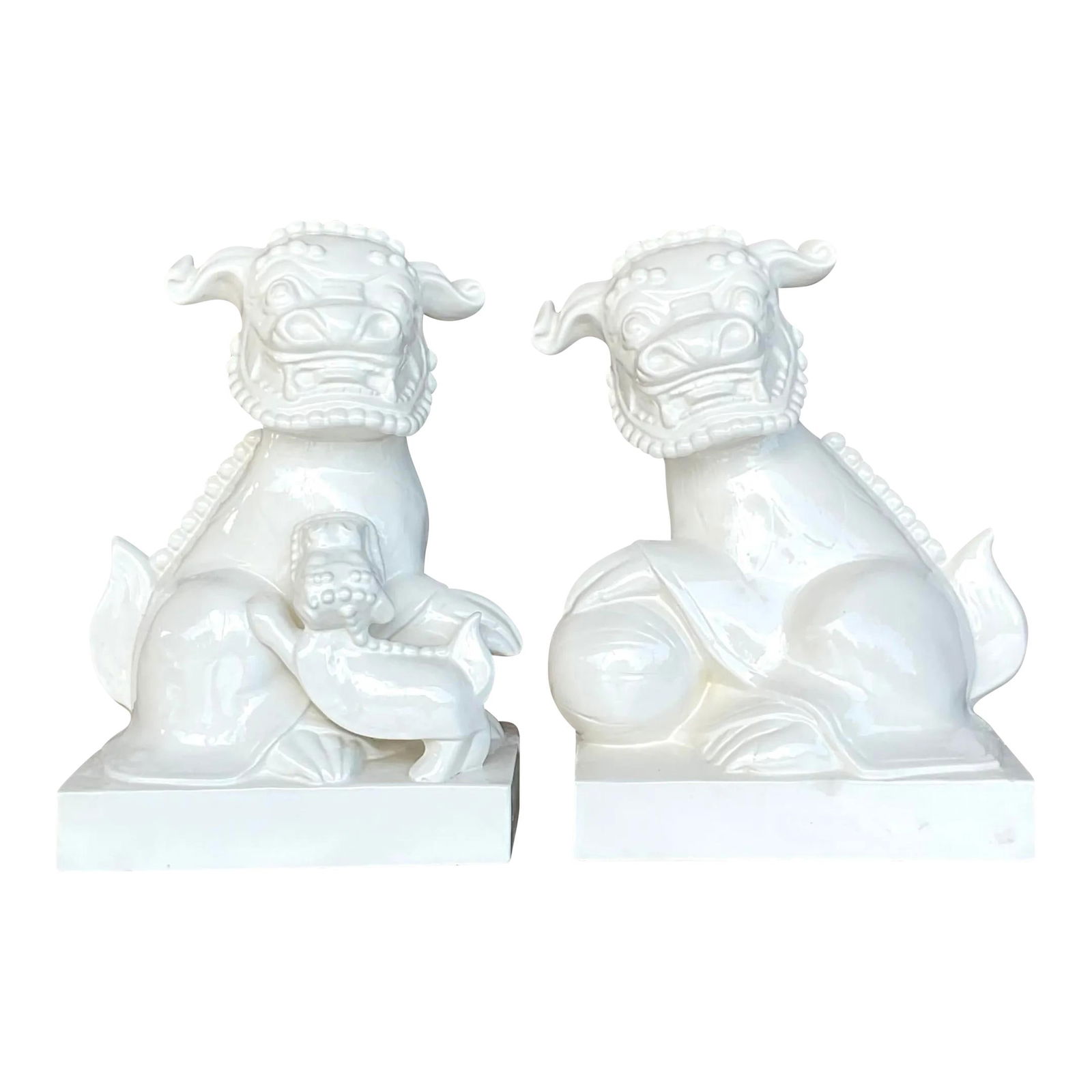 Pair of Vintage Asian Off-White Ceramic Foo Dogs: Pair of Vintage Asian Off-White Ceramic Foo Dogs This remarkable pair of vintage Asian foo dogs showcases a chic off-white glazed ceramic finish, embodying elegance and playfulness in their poses. Ori