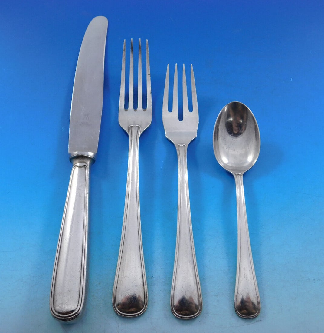 Buccellati Old Italian Sterling Silver Flatware Set 32 pcs with Storage Chest: Buccellati Old Italian Sterling Silver Flatware Set 32 pcs with Storage Chest Discover the exquisite Old Italian flatware set by Buccellati, renowned for its exceptional Italian craftsmanship. This st