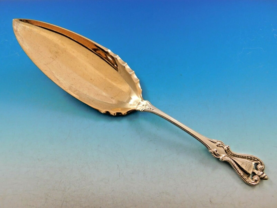 Towle Old Colonial Sterling Silver Fish Server 11.5 Gold Wash: Towle Old Colonial Sterling Silver Fish Server 11.5 Gold Wash This exquisite fish server from Towle's Old Colonial pattern showcases the elegance of sterling silver craftsmanship. Measuring 11 1/2 inc