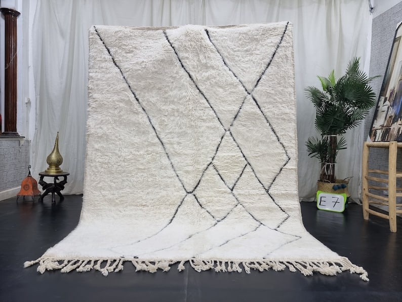 Authentic Handwoven White Rug with Black Engraved Pattern 9 x 5 ft Morocco: Authentic Handwoven White Rug with Black Engraved Pattern 9 x 5 ft Morocco Discover the beauty of this authentic white rug featuring a striking black engraved pattern. Handwoven in the Atlas Mountains