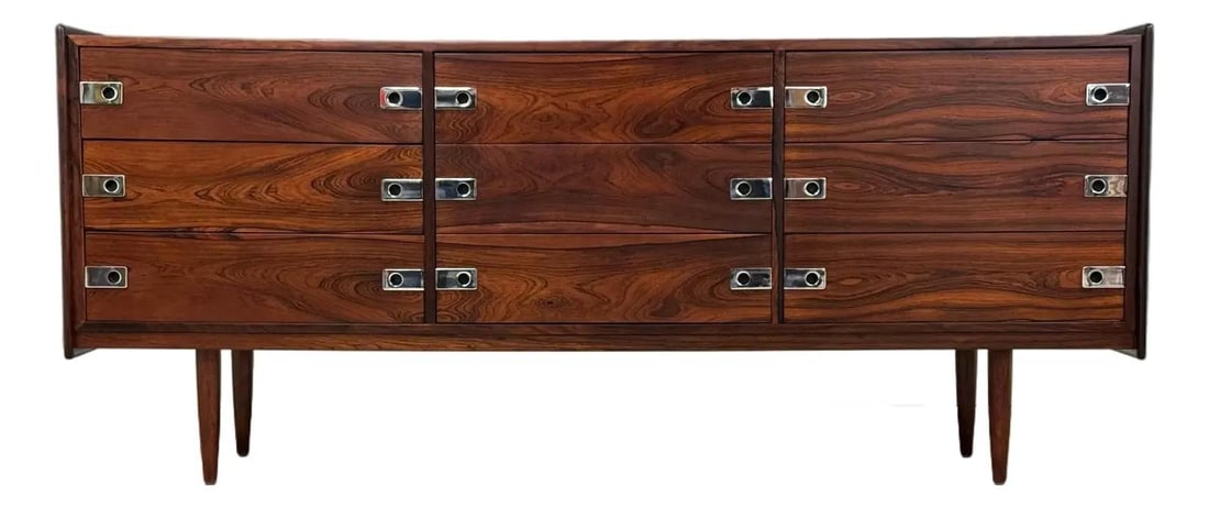 Mid Century Modern Rosewood Dresser with Chrome Pulls 1960s: Mid Century Modern Rosewood Dresser with Chrome Pulls 1960s This stunning mid-century modern dresser features a beautiful rosewood finish and polished chrome drawer pulls, offering a stylish yet funct