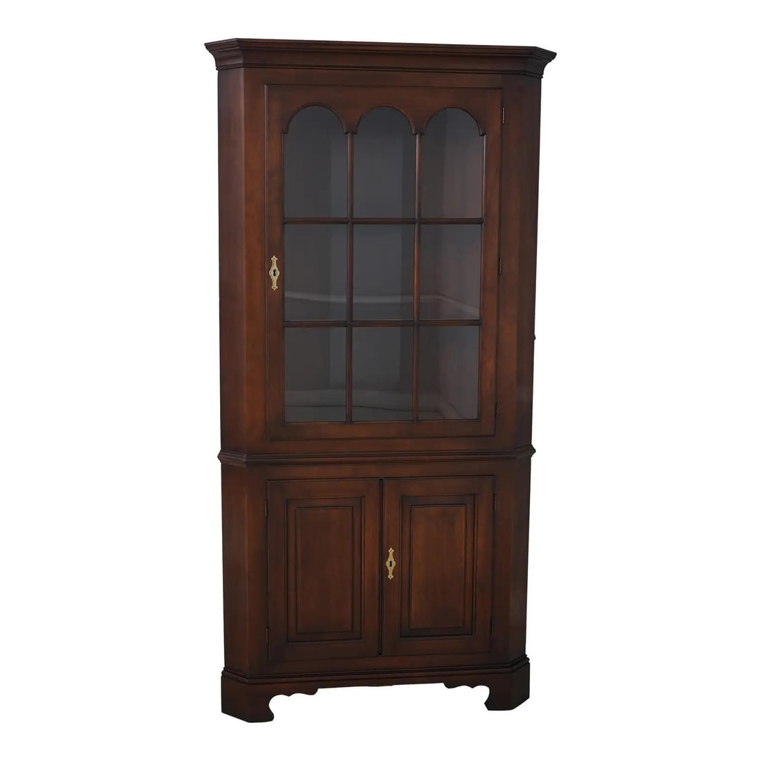 Statton Old Towne Cherry Corner Cabinet Lighted Interior Brass Hardware: Statton Old Towne Cherry Corner Cabinet Lighted Interior Brass Hardware This exquisite Statton Old Towne Cherry Glass Door Corner Cabinet, crafted around 1980, showcases a beautiful Old Towne finish a