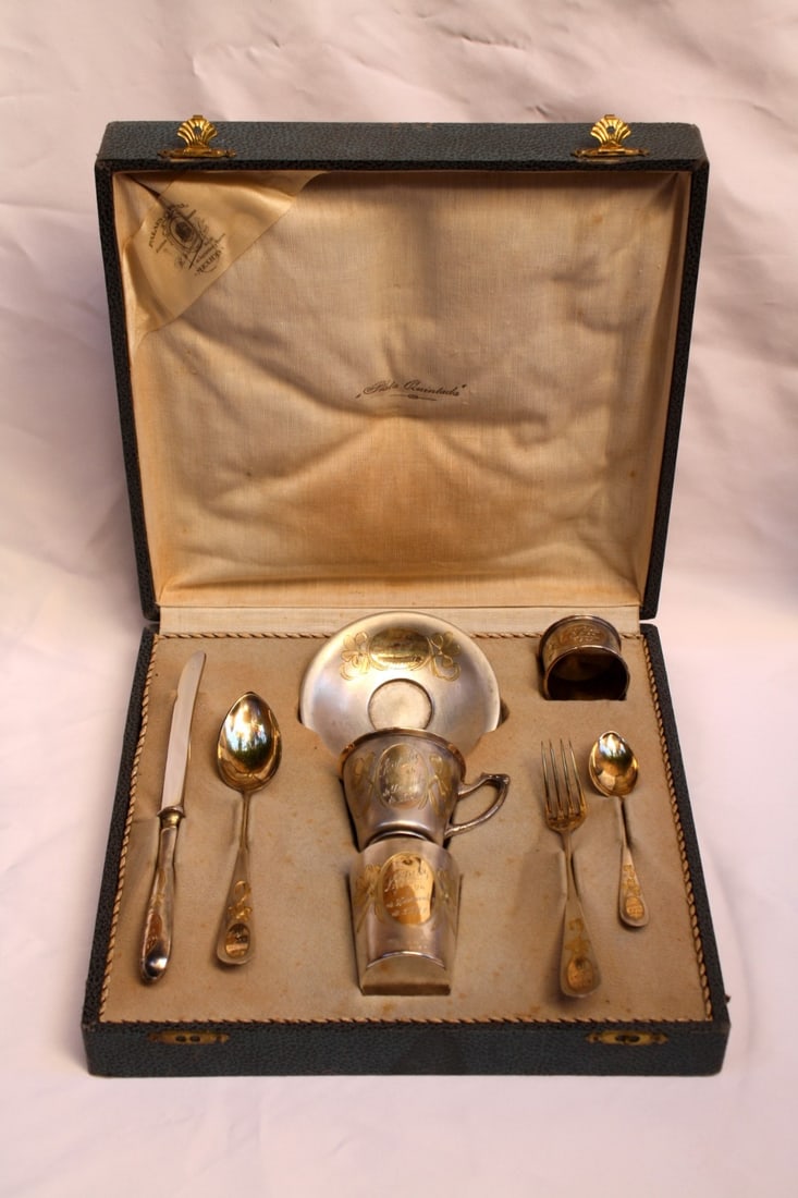 1920s Palais Royal Mexican Gold on 800 Silver 8 Piece Set: 1920s Palais Royal Mexican Gold on 800 Silver 8 Piece Set This exquisite 1920s Mexican silverware set, crafted by Palais Royal, features a stunning combination of gold on 800 silver. The set includes