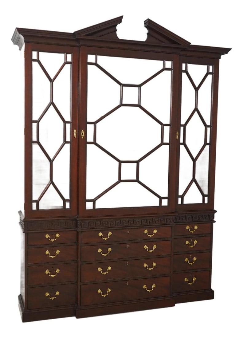 Baker Colonial Williamsburg Mahogany Chippendale Breakfront Display Cabinet: Baker Colonial Williamsburg Mahogany Chippendale Breakfront Display Cabinet This Baker Colonial Williamsburg Mahogany Chippendale Breakfront is a stunning piece that showcases exceptional craftsmanshi