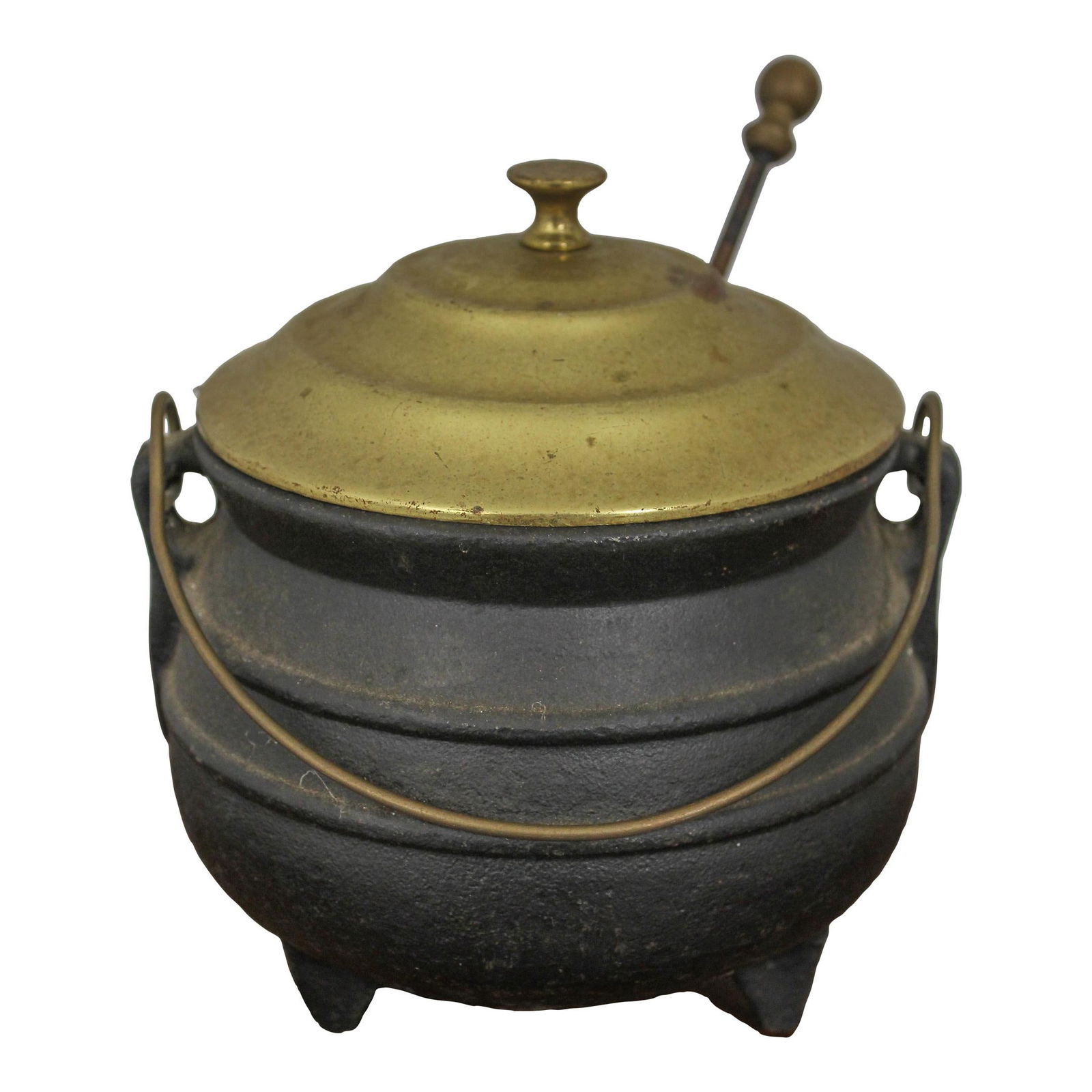 1970s Virginia Metalcrafters Colonial Cast Iron Brass Firepot: 1970s Virginia Metalcrafters Colonial Cast Iron Brass Firepot This vintage 1970s Virginia Metalcrafters firepot exemplifies high-quality craftsmanship with its unique combination of cast iron and bras