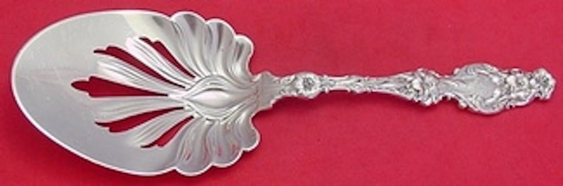 Whiting Lily Sterling Silver Fried Egg Server 8 3/8 Vintage Flatware: Whiting Lily Sterling Silver Fried Egg Server 8 3/8 Vintage Flatware This vintage fried egg server from the renowned Whiting Company showcases the exquisite Lily pattern. Crafted from sterling silver,
