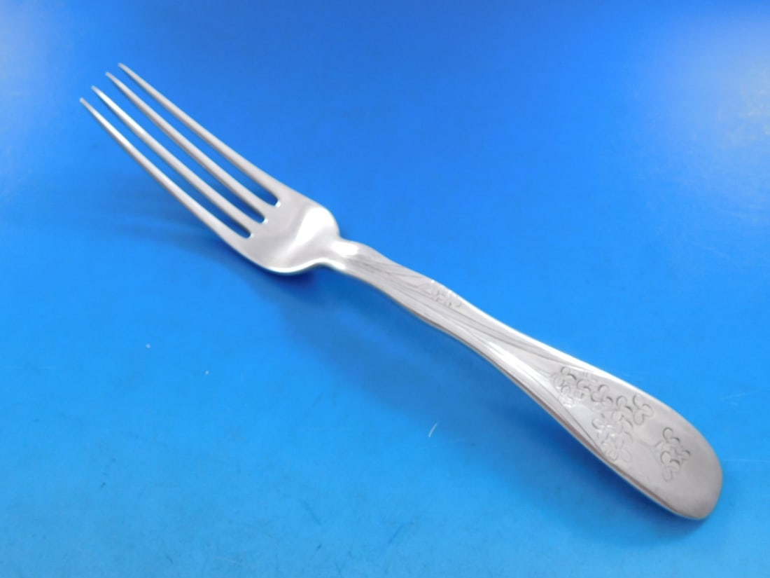 Tiffany & Co Sterling Silver Dinner Fork Lap Over Edge 3 Leaf Clover 7 7/8: Tiffany & Co Sterling Silver Dinner Fork Lap Over Edge 3 Leaf Clover 7 7/8 This exquisite sterling silver dinner fork from Tiffany & Co. features the elegant Lap Over Edge pattern, showcasing a charmi
