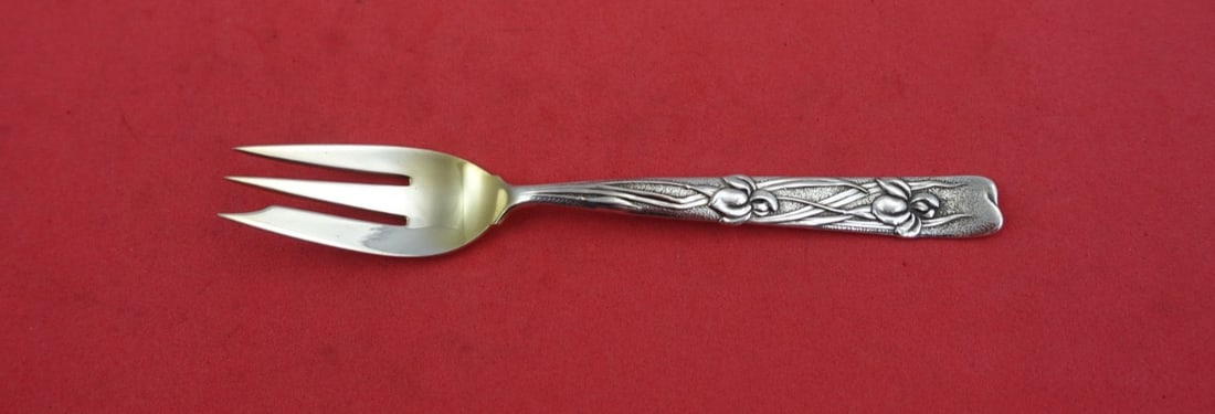Tiffany & Co Vine Sterling Silver Pastry Fork 5" Gold Washed Iris Motif: Tiffany & Co Vine Sterling Silver Pastry Fork 5" Gold Washed Iris Motif Discover the elegance of the Vine by Tiffany & Co. Sterling Silver Pastry Fork. This exquisite piece features a delicate iris mo