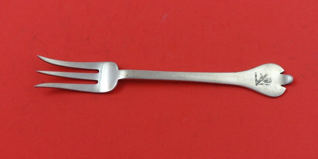 James Robinson Foxhead Sterling Silver Cocktail Fork 5.5 inches: James Robinson Foxhead Sterling Silver Cocktail Fork 5.5 inches Elevate your dining experience with the exquisite Foxhead cocktail fork by James Robinson. This stunning piece, measuring 5 1/2 inches,