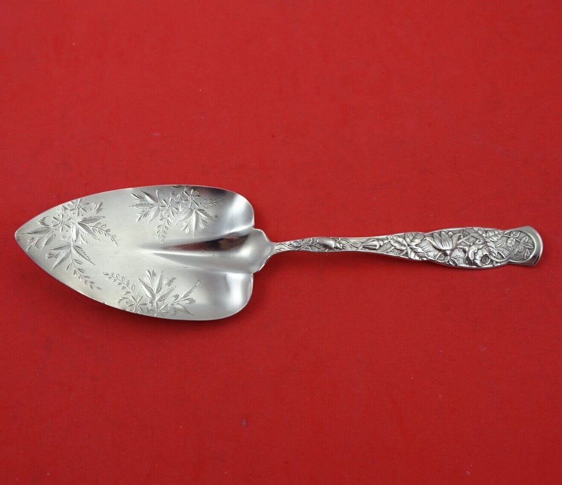 Knowles Rose aka Bug Sterling Silver Pie Server 8 3/4": Knowles Rose aka Bug Sterling Silver Pie Server 8 3/4" Introducing the exquisite Rose aka Bug pie server by Knowles, a stunning piece crafted from sterling silver. This stylish server features a flat