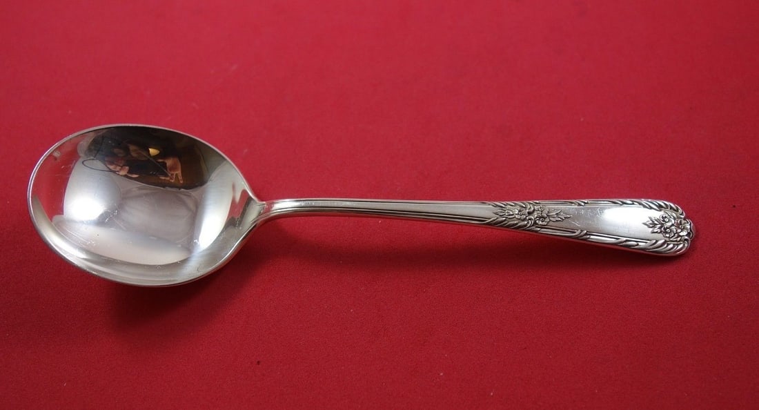 International Splendor Sterling Silver Gumbo Soup Spoon 6.5": International Splendor Sterling Silver Gumbo Soup Spoon 6.5" This Splendor gumbo soup spoon, crafted by International, showcases a beautiful sterling silver composition. Measuring 6 1/2 inches, it fea