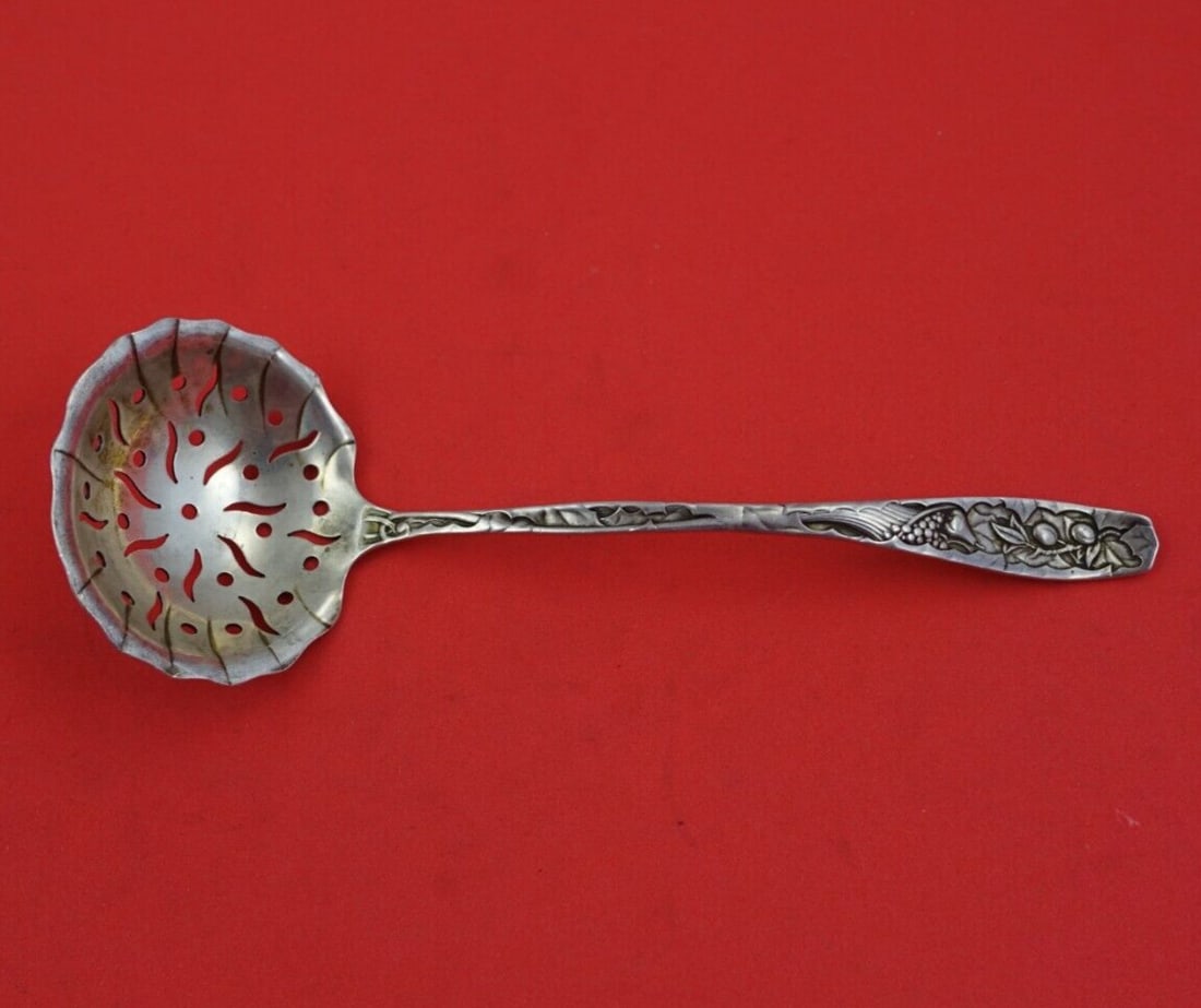 Towle Pomona Sterling Silver Sugar Sifter Ladle 6 1/4 Inch Heirloom: Towle Pomona Sterling Silver Sugar Sifter Ladle 6 1/4 Inch Heirloom Discover the elegance of the Pomona by Towle Sterling Silver Sugar Sifter Ladle, measuring 6 1/4 inches. This exquisite ladle featur