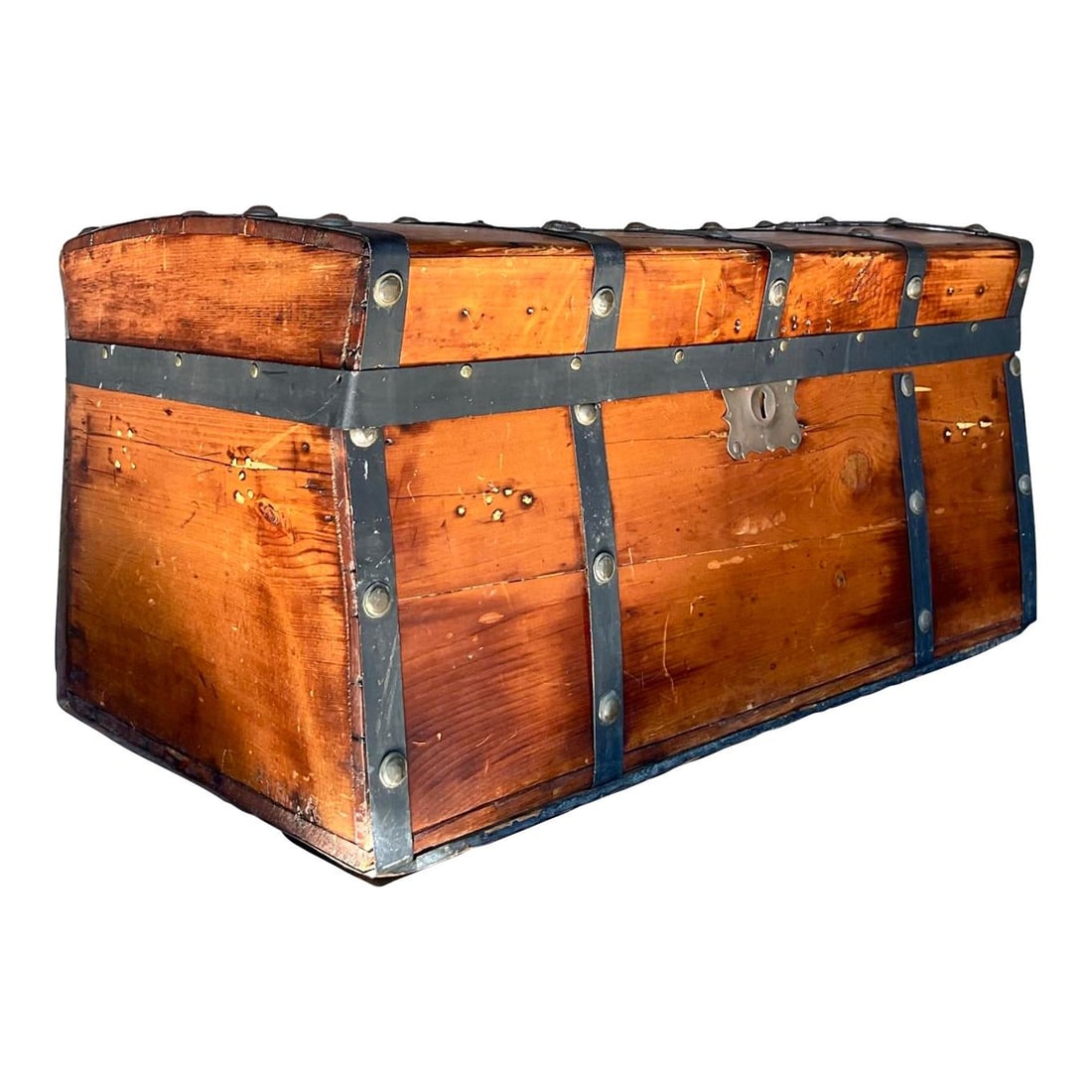 19th Century Jenny Lind Vintage Steamer Box with Metal Bands: 19th Century Jenny Lind Vintage Steamer Box with Metal Bands This vintage 19th-century Jenny Lind steamer box is a stunning blend of rustic charm and practical storage. Crafted from robust wood and fe