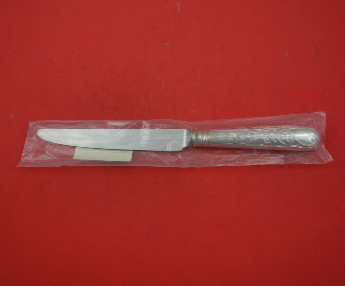 CJ Vander Elizabethan Sterling Silver Dinner Knife 9 3/4": CJ Vander Elizabethan Sterling Silver Dinner Knife 9 3/4" Introducing the Elizabethan Dinner Knife by CJ Vander, a fine example of English craftsmanship in sterling silver. This exquisite piece featur