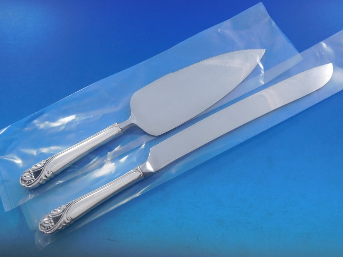 International Sterling Silver Spring Glory Wedding Cake Set 2pc: International Sterling Silver Spring Glory Wedding Cake Set 2pc Celebrate your special day with the exquisite Spring Glory wedding cake set by International Sterling. This elegant 2-piece set features