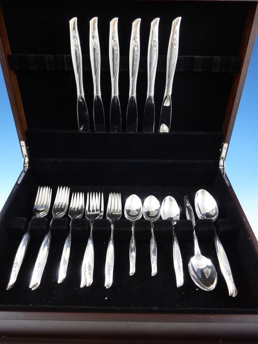 Gorham Sea Rose Sterling Silver Flatware Set 30 Pieces Modern Design: Gorham Sea Rose Sterling Silver Flatware Set 30 Pieces Modern Design Introducing the exquisite Sea Rose flatware set by Gorham, crafted from high-quality sterling silver. This stunning 30-piece set fe