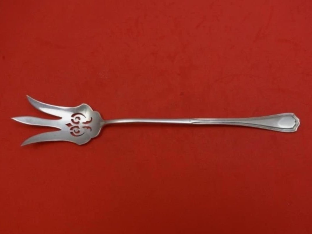 Sterling Silver Lettuce Serving Fork Hepplewhite Pattern 9 3/4 Inch: Sterling Silver Lettuce Serving Fork Hepplewhite Pattern 9 3/4 Inch This is a sterling silver pierced lettuce fork in the Hepplewhite pattern by Reed & Barton, crafted between 1900 and 1940. The servi