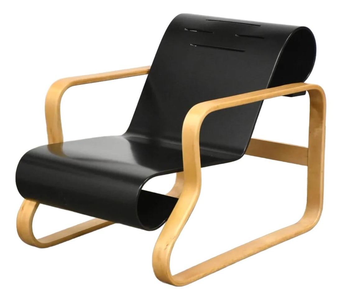 1960s Alvar Aalto Paimio 41 Lounge Chair Black Scroll Seat: 1960s Alvar Aalto Paimio 41 Lounge Chair Black Scroll Seat Discover the elegance of mid-century modern design with this original Paimio 41 lounge chair, expertly crafted by renowned designer Alvar Aal