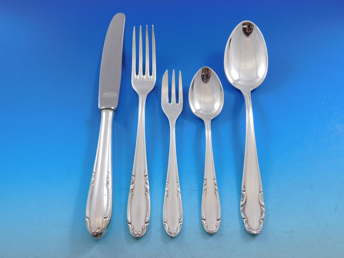 Homag 90 Vintage Silverplated Flatware Set 51 Pieces with Storage Chest: Homag 90 Vintage Silverplated Flatware Set 51 Pieces with Storage Chest Discover a stunning vintage silverplated flatware set by Homag 90, crafted between 1900-1940. This exquisite 51-piece collection