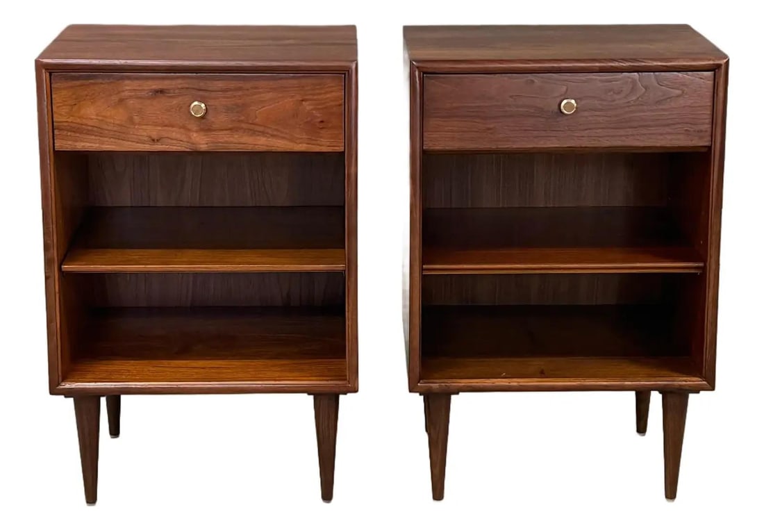 Mid Century Modern Kipp Stewart Walnut Nightstands Pair 1960s: Mid Century Modern Kipp Stewart Walnut Nightstands Pair 1960s This exquisite pair of mid-century modern nightstands showcases a refined walnut finish, designed by Kipp Stewart and Stewart MacDougall f