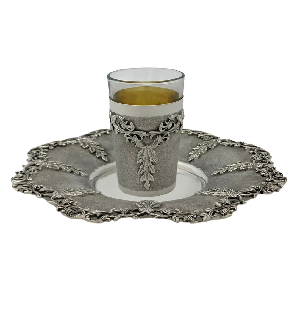 Handmade 925 Sterling Silver Cup & Tray with Leaf Applique Design: Handmade 925 Sterling Silver Cup & Tray with Leaf Applique Design This exquisite set features a handmade cup and tray crafted from fine 925 sterling silver, complemented by a glass insert. The intrica