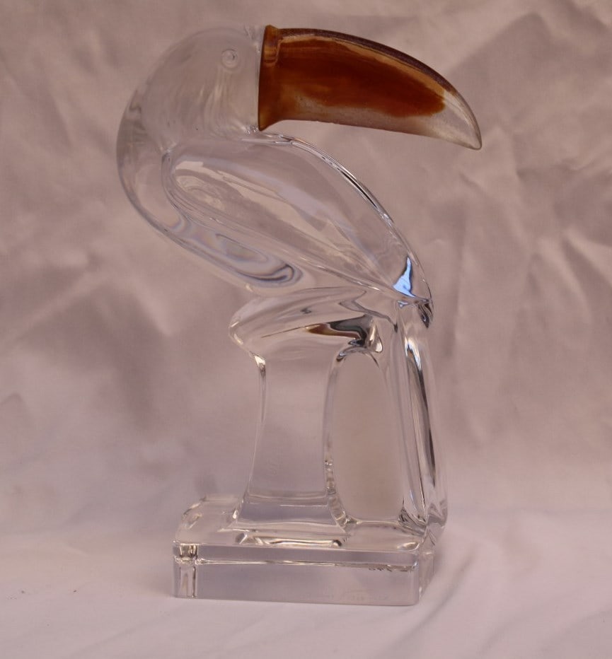 Daum French Art Glass Crystal Toucan Bird Sculpture Signed 9.1 Inches: Daum French Art Glass Crystal Toucan Bird Sculpture Signed 9.1 Inches Presenting a stunning crystal toucan bird sculpture by Daum, renowned for its exquisite art glass craftsmanship. This magnificent