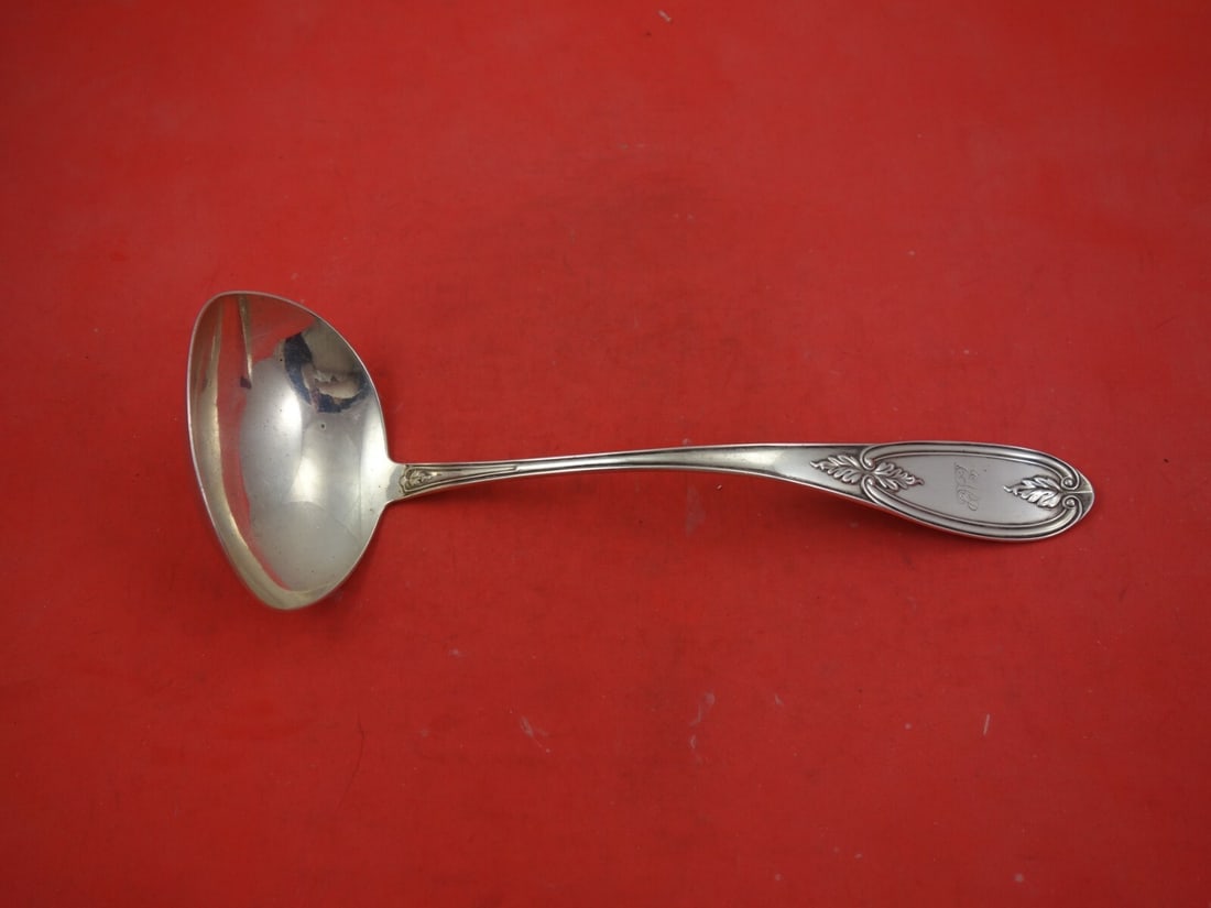 William Gale Olive Sterling Silver Oyster Ladle 11 3/4 inches: William Gale Olive Sterling Silver Oyster Ladle 11 3/4 inches This elegant oyster ladle is crafted from solid sterling silver, featuring the beautiful Olive pattern by William Gale. Measuring 11 3/4 i