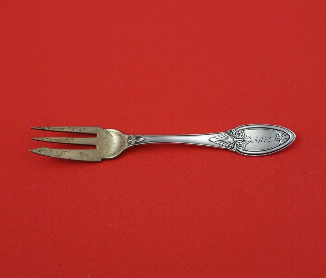 Shiebler Ruby Sterling Silver 3-Tine Pickle Pastry Fork 6.5 inches: Shiebler Ruby Sterling Silver 3-Tine Pickle Pastry Fork 6.5 inches This exquisite Ruby by Shiebler pickle/pastry fork features a classic 3-tine design, crafted from high-quality sterling silver. Measu