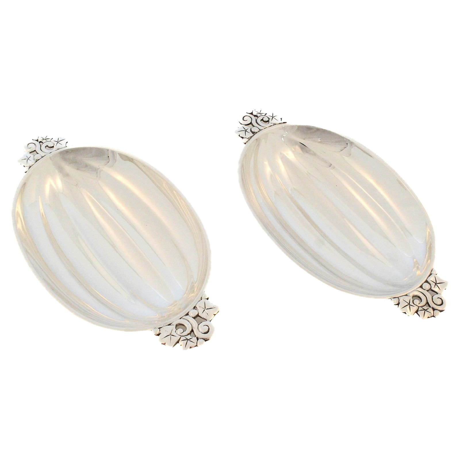 Tiffany & Co Sterling Silver Oval Dishes Pair Set of 2: Tiffany & Co Sterling Silver Oval Dishes Pair Set of 2 Elevate your dining experience with this exquisite pair of sterling silver oval dishes by Tiffany & Company. Crafted with precision, these dishes