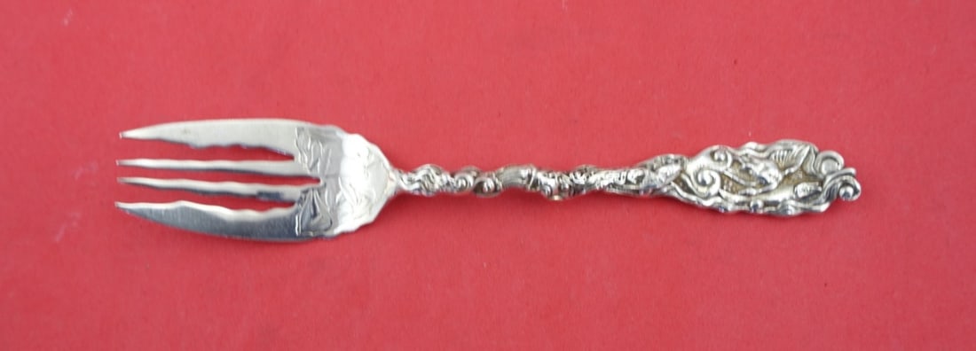 Gorham Hizen Sterling Silver Fish Fork Acid Etched Flowers 6 5/8": Gorham Hizen Sterling Silver Fish Fork Acid Etched Flowers 6 5/8" Discover the exquisite Hizen fish fork by Gorham, expertly crafted from sterling silver. This elegant piece features a hollow handle a