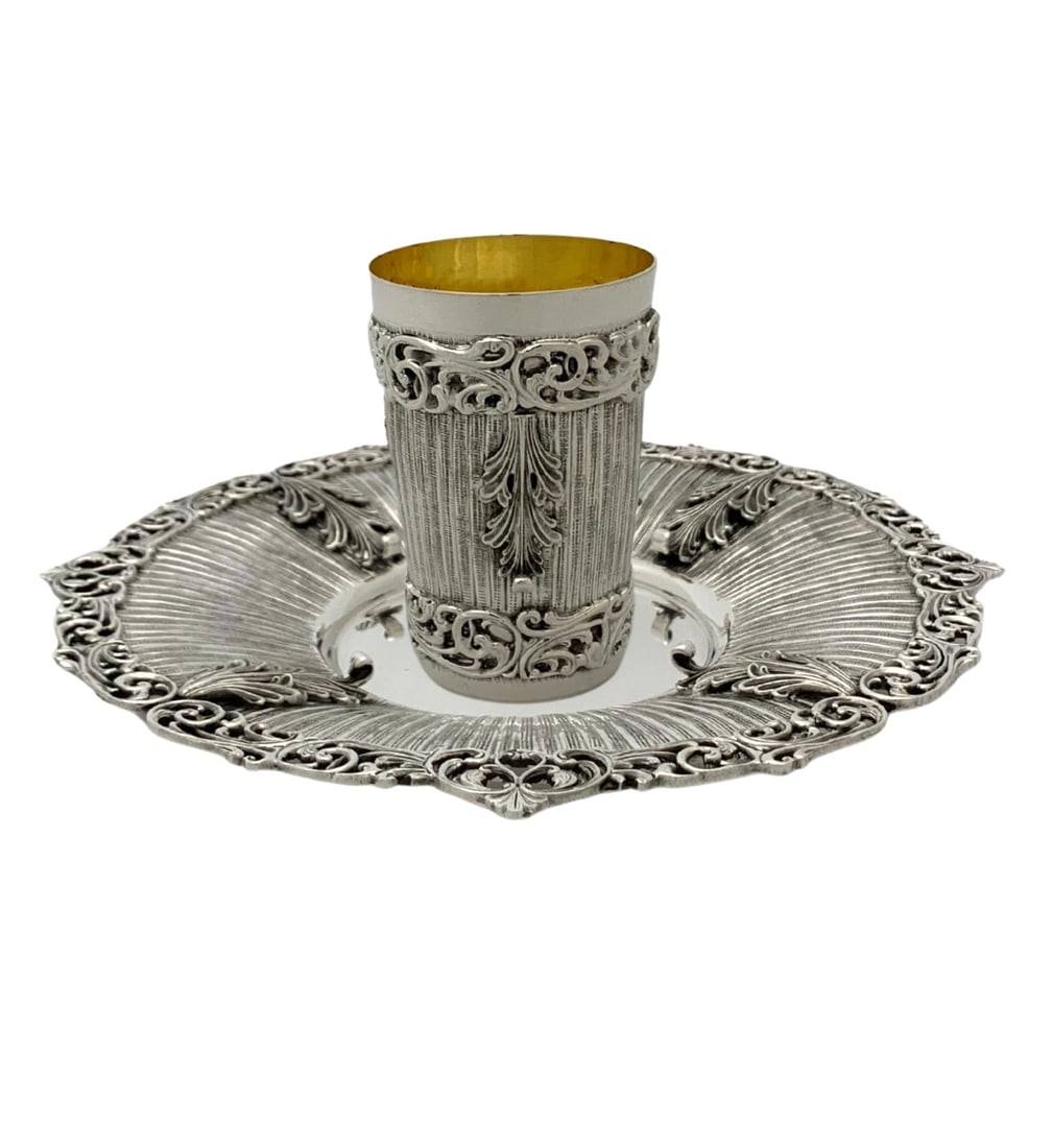 Elegant Handmade 925 Sterling Silver Leaf Applique Cup & Tray Set: Elegant Handmade 925 Sterling Silver Leaf Applique Cup & Tray Set This exquisite cup and tray set is crafted from fine 925 sterling silver, showcasing a stunning handmade design featuring elegant leaf