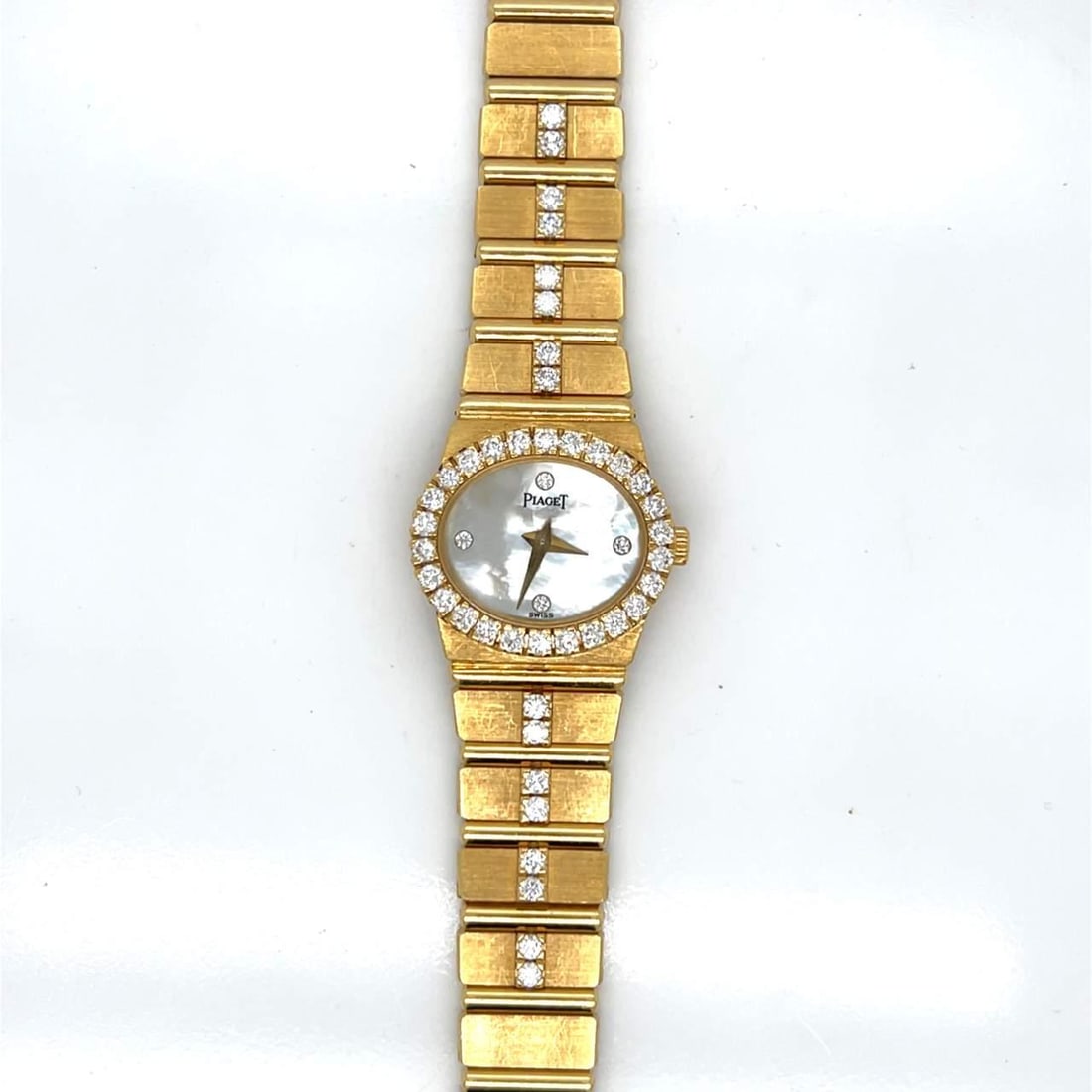 Piaget 18K Yellow Gold Diamond Watch with MOP Dial 2.25 Ct: Piaget 18K Yellow Gold Diamond Watch with MOP Dial 2.25 Ct This exquisite Piaget 18K Yellow Gold Ladies Diamond Watch is a luxurious timepiece that combines elegance with functionality. Crafted from 1