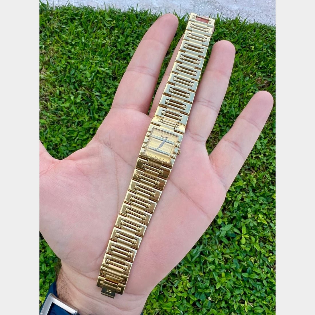 PIAGET 18K Yellow Gold Ladies Dress Watch Quartz Movement: PIAGET 18K Yellow Gold Ladies Dress Watch Quartz Movement This exquisite Piaget ladies dress watch is crafted from 18K yellow gold, showcasing a luxurious and elegant design suitable for any occasion.