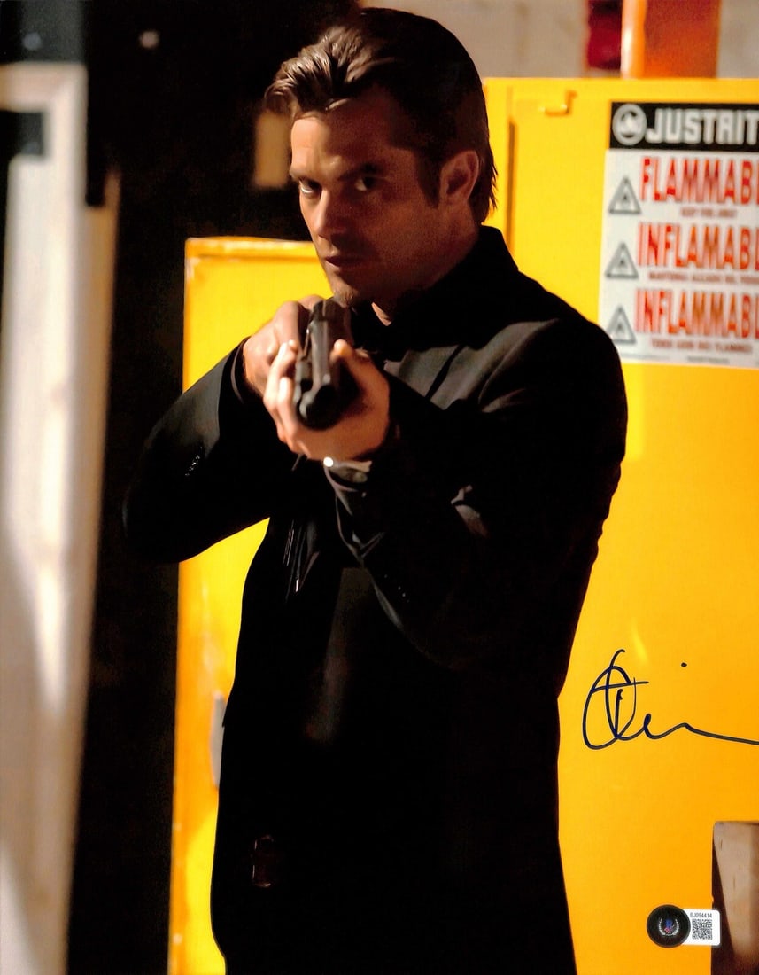 Timothy Olyphant Justified Signed 11x14 Photo Beckett Certified: Timothy Olyphant Justified Signed 11x14 Photo Beckett Certified This is an autographed 11x14 photograph of Timothy Olyphant, who famously portrayed the character "Raylan Givens" in the acclaimed TV se