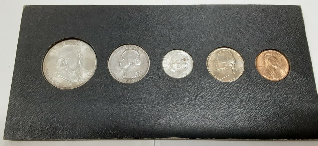 Set of 5 US First Issue Coins in Holder Cent to Half Dollar: Set of 5 US First Issue Coins in Holder Cent to Half Dollar This set features five United States coins representing their first year of issue, all housed in a display holder. The collection includes a
