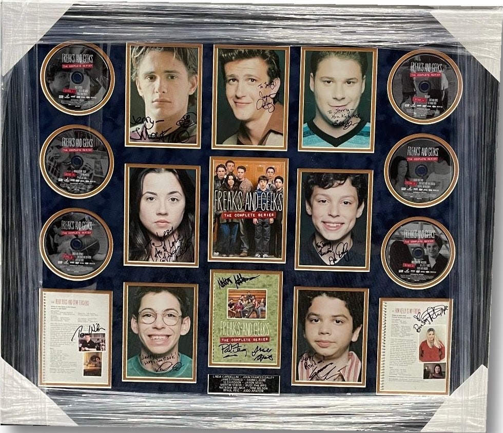 Freaks and Geeks Cast Autographed 8x10 Framed Photo JSA Authenticated: Freaks and Geeks Cast Autographed 8x10 Framed Photo JSA Authenticated This is a framed photograph featuring the autographs of the beloved cast from the cult classic series 'Freaks and Geeks.' The 8x10