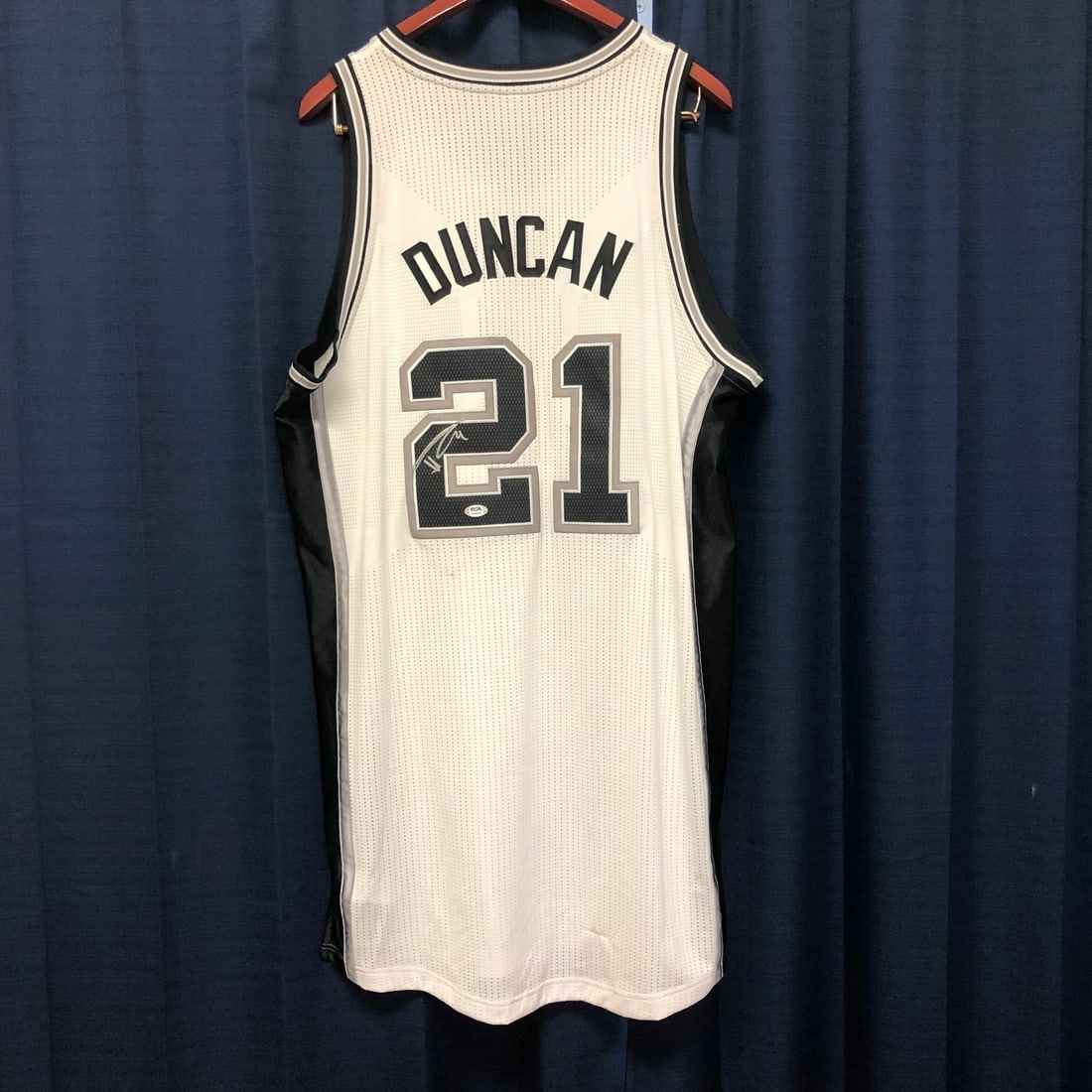 Tim Duncan Autographed Jersey PSA/DNA San Antonio Spurs: Tim Duncan Autographed Jersey PSA/DNA San Antonio Spurs This authentic Tim Duncan signed jersey is a must-have for any basketball fan. Celebrated for his exceptional career with the San Antonio Spurs,