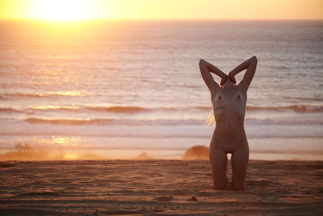 Rowan Daly Untitled Nr 1751 Nude Landscape Photography Ed of 12 36 x 44 in: Rowan Daly Untitled Nr 1751 Nude Landscape Photography Ed of 12 36 x 44 in Explore the captivating beauty of contemporary art with this stunning piece titled "Untitled (Nr. 1751)" by Rowan Daly. This