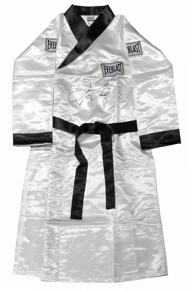 Floyd Mayweather Jr Signed Everlast White Boxing Robe with COA: Floyd Mayweather Jr Signed Everlast White Boxing Robe with COA This authentic Floyd Mayweather Jr. signed Everlast white boxing robe is a must-have for boxing enthusiasts. The robe features Mayweather