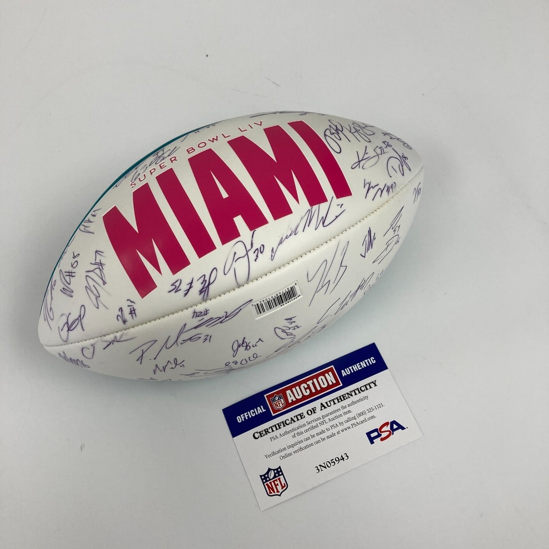 2019 San Francisco 49ers Team Signed Super Bowl LIV Football PSA DNA: 2019 San Francisco 49ers Team Signed Super Bowl LIV Football PSA DNA Celebrate the 2019 San Francisco 49ers' remarkable season with this authentic Super Bowl LIV football, signed by approximately 40 t