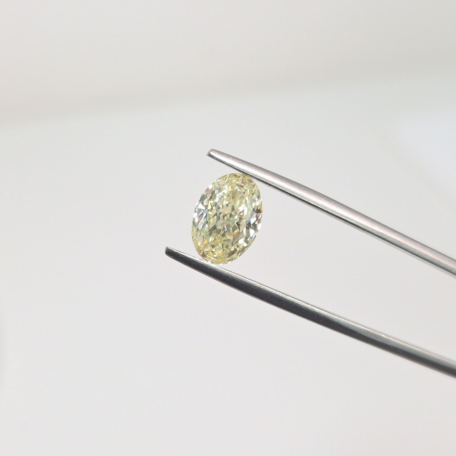Loose Diamond - OVAL 2.0ct Fancy Yellow VS2: Loose Diamond - OVAL 2.0ct Fancy Yellow VS2 Source: This is a real non-mined Diamond that has been grown in a lab Shape: OVAL Carats: 2.0 Color: Fancy Yellow Certification: IGI Video: