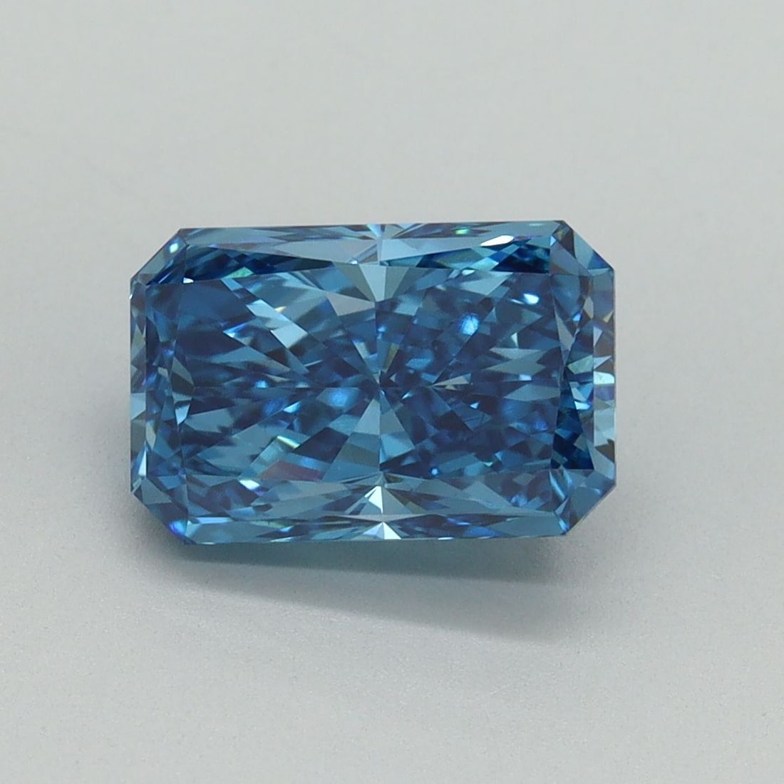 Loose Diamond - RADIANT 2.31ct Fancy Vivid Blue VVS2: Loose Diamond - RADIANT 2.31ct Fancy Vivid Blue VVS2 Source: This is a real non-mined Diamond that has been grown in a lab Shape: RADIANT Carats: 2.31 Color: Fancy Vivid Blue Certification: IGI Video: