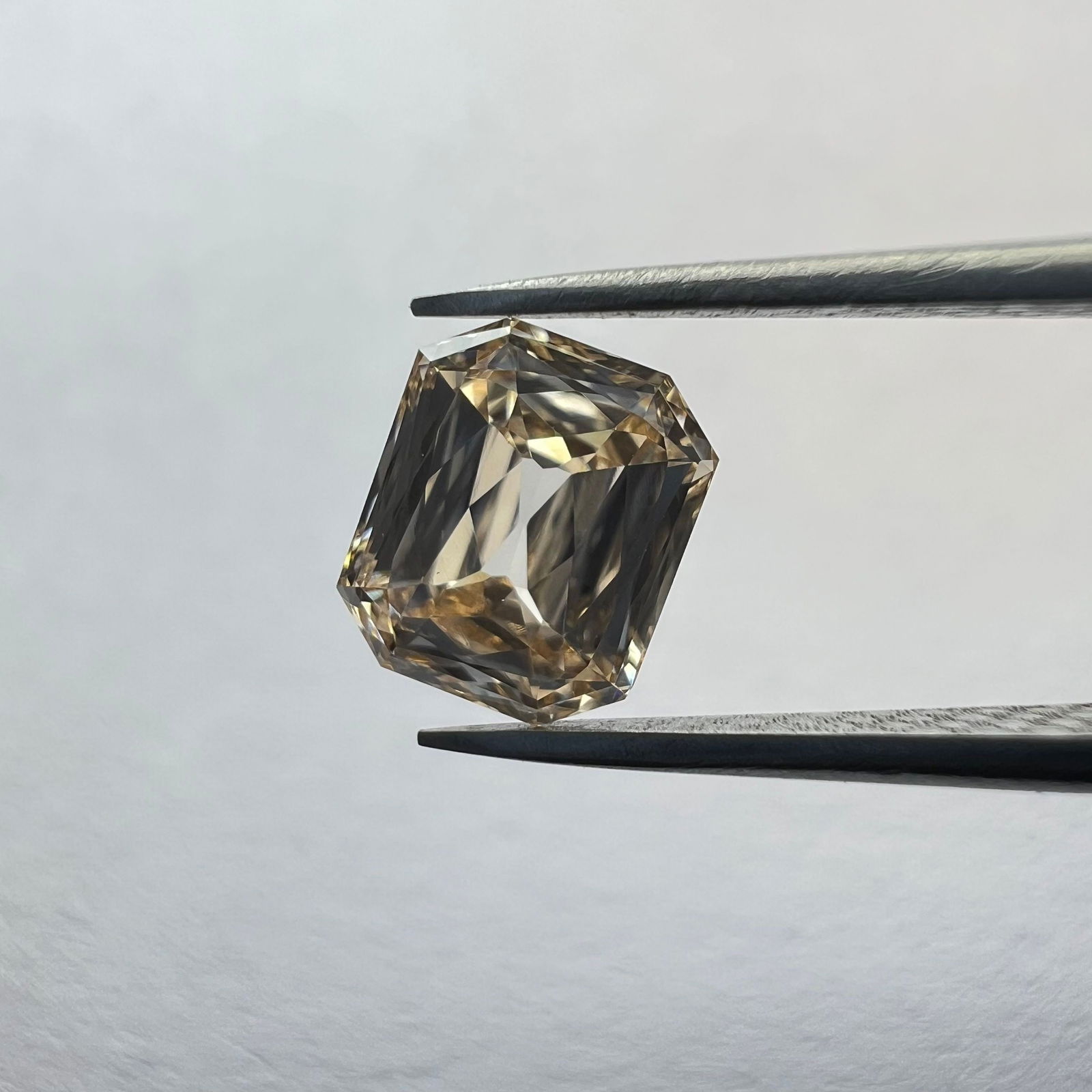 Loose Diamond - EMERALD 0.63ct Orange VVS2: Loose Diamond - EMERALD 0.63ct Orange VVS2 Source: This is a real non-mined Diamond that has been grown in a lab Shape: EMERALD Carats: 0.63 Color: Orange Certification: NONE Additional images availab