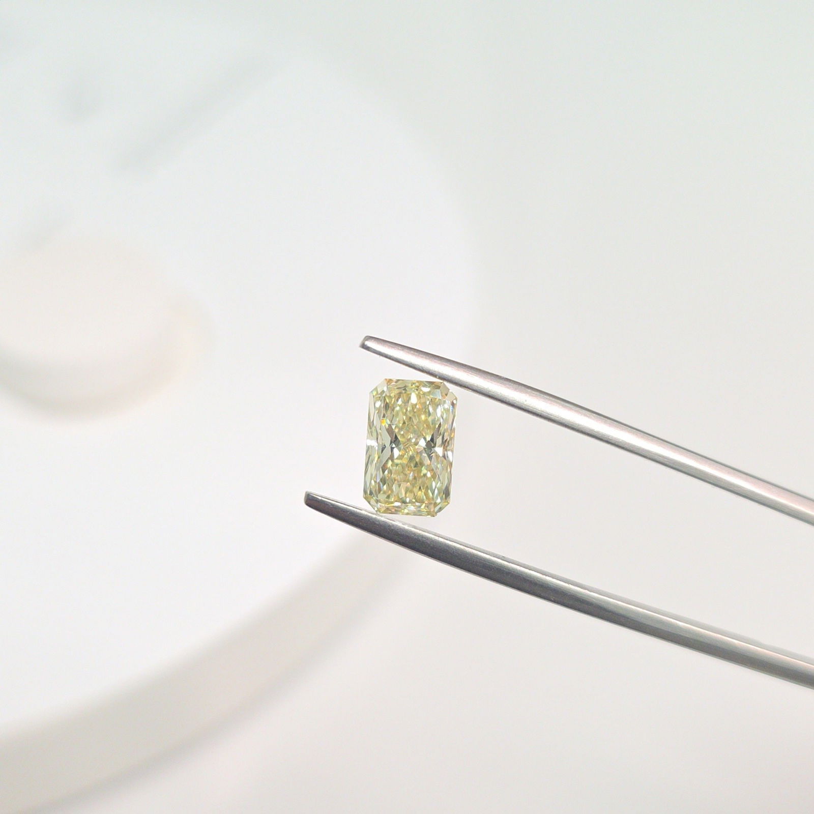 Loose Diamond - RADIANT 1.5ct Fancy Light Yellow VVS2: Loose Diamond - RADIANT 1.5ct Fancy Light Yellow VVS2 Source: This is a real non-mined Diamond that has been grown in a lab Shape: RADIANT Carats: 1.5 Color: Fancy Light Yellow Certification: IGI Vide