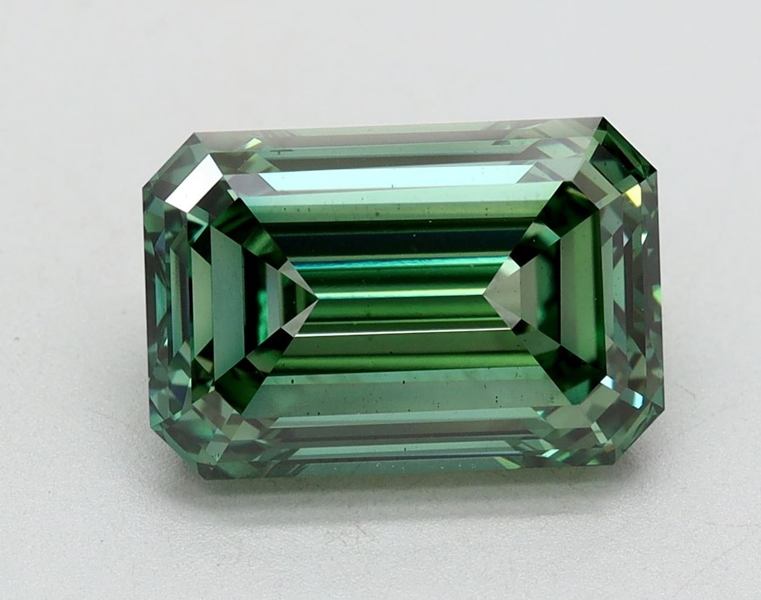 Loose Diamond - EMERALD 3.03ct Fancy Vivid Green VS2: Loose Diamond - EMERALD 3.03ct Fancy Vivid Green VS2 Source: This is a real non-mined Diamond that has been grown in a lab Shape: EMERALD Carats: 3.03 Color: Fancy Vivid Green Certification: IGI Video